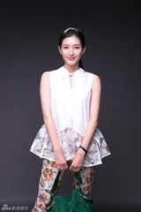 组图：《一仆二主》热拍 江疏影清新造型曝光