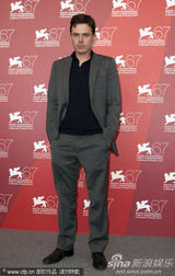 《我仍在这里》发布会 卡西-阿弗莱克帅气亮相(图)