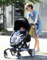 组图：娜塔丽-波特曼咬指甲扮萌 老公逗乐儿子