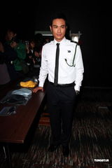 组图：郑嘉颖澄清相伴“宫女”只是助理