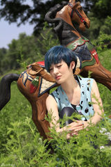 组图：曾轶可曝光烈日写真 蓝天蓝发自然清新