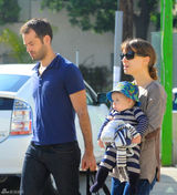 高清组图：娜塔丽-波特曼一家三口外出儿子可爱