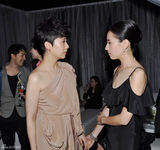 组图：海清助阵时尚盛典 透视裸色裙秀美肩