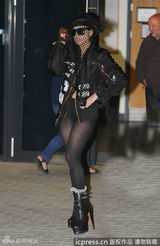 组图：Gaga摆Pose任拍 黑纱遮面玩神秘诱惑