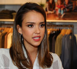 组图：辣妈杰西卡-阿尔芭和可爱女儿牵手逛街