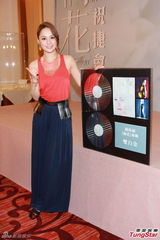 组图：阿娇(钟欣桐)《桐花》专辑祝捷会上欣喜落泪