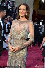 组图：皮特牵手朱莉情侣装亮相 秀恩爱全场轰动