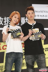 组图：杨丞琳潘玮柏合拍广告 相互吐槽交情好