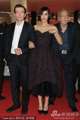 高清：《无果之路》首映女主演秀蕾丝裙 蜜挽男搭档