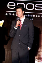 组图：锦荣代言腕表抢金 “好朋友”陪过28岁生日