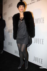 组图：周迅霍思燕出席品牌晚会 毛皮外套驱寒保暖