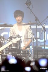 组图：韩国组合CNBLUE办歌迷见面会 粉丝热情高涨