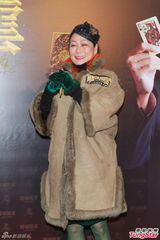 组图：《赌城风云》团拜 伍允龙为钟嘉欣备惊喜