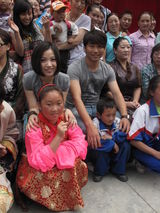 幻灯：沙宝亮姚贝娜为藏族山区孩子献上祝福