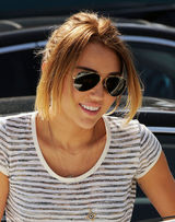 高清图：麦莉-塞勒斯街拍LOOK 条纹衫搭七分裤