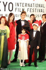 组图：东京电影节开幕群星亮相 小怪兽闹绿毯