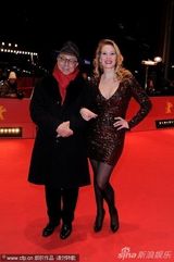 组图：《仁慈》首映 制片人秀性感风头盖过女主角