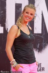 组图：德普撑《独行侠》柏林首映 汉莫揽美女