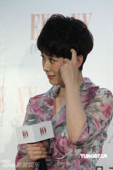 组图：海清着粉嫩碎花裙代言 照顾同台人脱鞋露脚