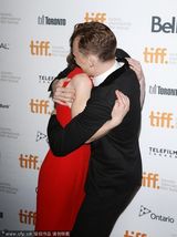 组图：米娅红裙亮相《唯爱永生》首映 抖森献抱