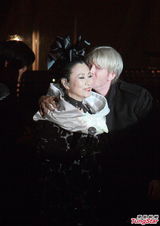 组图：汪明荃香港开唱 造型多变火辣优雅