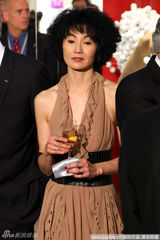 幻灯图：张曼玉现身性感优雅 全程与建筑师亲密互动