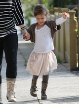 高清组图：杰西卡-阿尔芭街拍白色毛衣搭配长靴