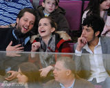 高清：艾玛-沃特森和好友看冰球 神情暧昧似约会