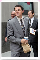 组图：莱昂纳多现身《华尔街之狼》片场