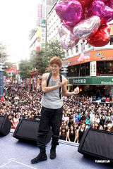 组图：吴克群新碟庆功会火爆 欲露腹肌答谢歌迷