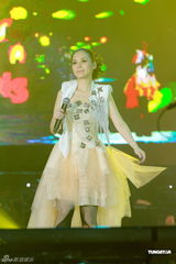 组图：Twins开唱庆出道十年 镇定处理现场意外