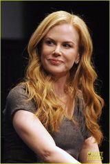 组图：基德曼携夫出席新片首映 红裙亮相尽显高贵