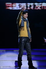 高清：张艺谋登台演小品 小沈阳孙红雷比腕力