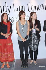 组图：林忆莲红馆个唱落幕 感谢歌迷一路陪伴