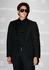 高清图：东方神起郑允浩等亮相派对 着正装型男范儿