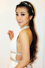 组图：陈紫函白裙亮相大影节 宛若仙子大秀裸背