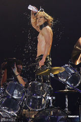 组图：X JAPAN香港开唱 YOSHIKI半裸打鼓引尖叫
