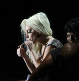 组图：Lady Gaga舞台上吸食大麻 露肥臀不顾形象