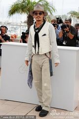 高清组图：德普宣传《海盗4》 佩内洛普紧身裙性感