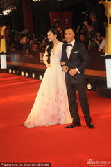 组图：《特殊身份》剧组甄子丹景甜挽手亮相