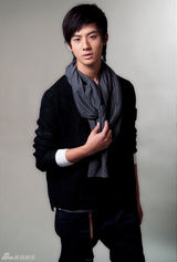 组图：赵文浩为宣传新歌《巧克力》拍新造型照