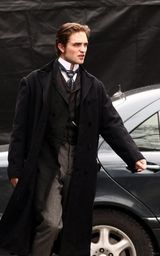 幻灯图：罗伯特-帕丁森礼帽装现身 自称毫不性感