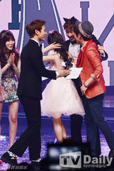 组图：INFINITE《音乐中心》夺冠 金素贤主持