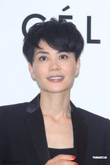 组图：王菲全黑套装亮相台北 十分钟快闪离场