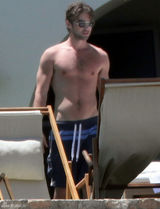 幻灯图：《绯闻女孩》男星克劳福德半裸秀肌肉