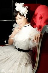 组图：赵丽化身“白雪公主” 着华服显华贵气质