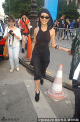 组图：Maggie Q连帽长裙出镜 妩媚性感气质佳