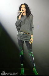 幻灯图：齐秦北京激情开唱 彭佳慧莫文蔚献歌