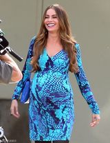 组图：《摩登家庭》片场 蓝裙索菲亚大肚仍美