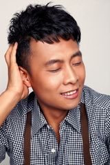 组图：张译化身帽子潮男 温暖笑容获封治愈系艺人